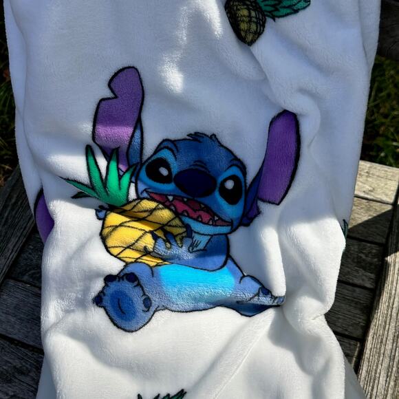 Stitch Plush White Blanket Disney Soft Throw 50" x 70” Pineapple Adorable New - Picture 10 of 11